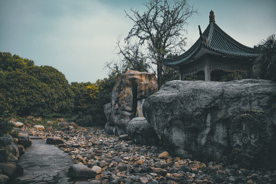 无锡，中国古典园林的阴霾天空。