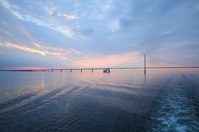 Öresund或Øresund桥是横跨瑞典和丹麦之间的厄勒海峡的铁路和高速公路桥。