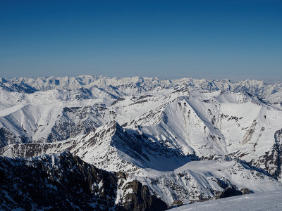 冰雪覆盖的山峰