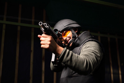 ntiterrorist。开枪，开枪的人，穿背心的人