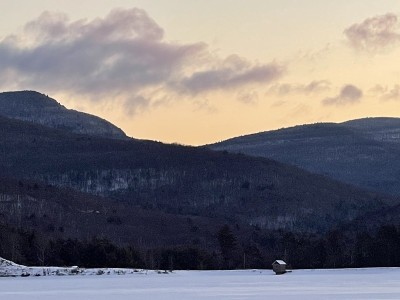 日出时，白雪覆盖了湖和山