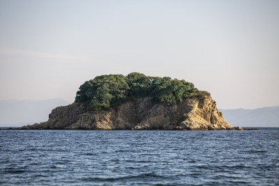 希腊Skiathos岛，Paralia Vasilias蓝色水域中的大石头。