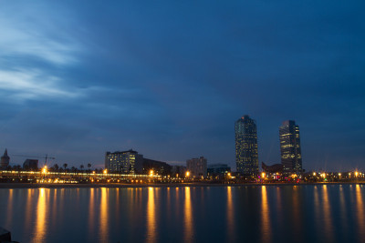 巴塞罗那海滩的夜景