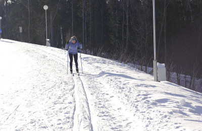 在公园里散步的滑雪者