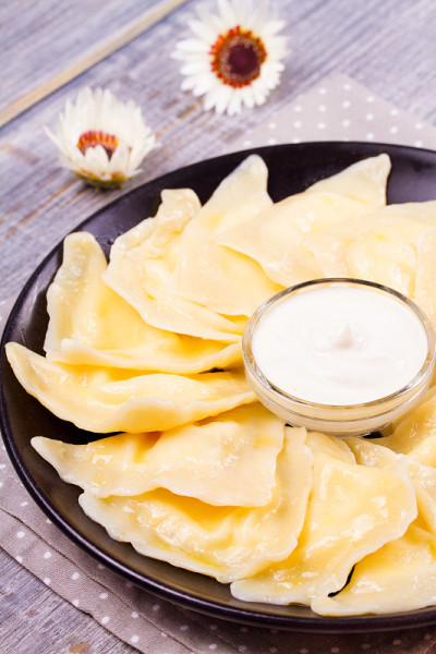 Varenyky, vareniki, pierogi, pyrohy。饺子，里面有农家干酪(农家干