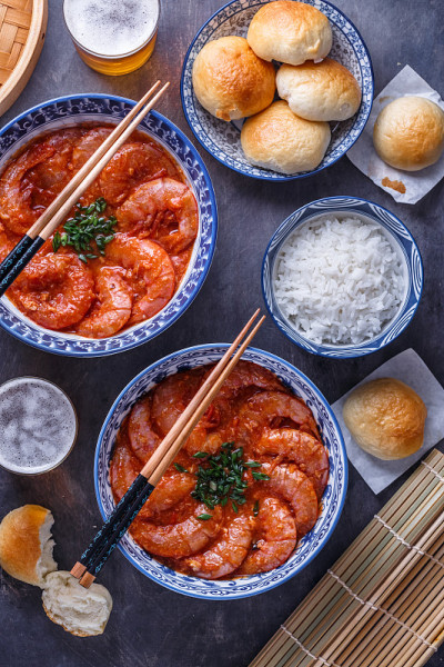 辣味亚洲虾配米饭，面包和啤酒，俯视图