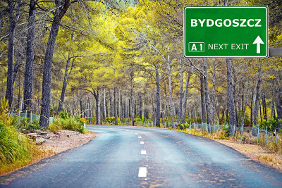 BYDGOSZCZ路牌对抗晴朗的蓝天