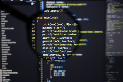 真正的c / c++代码开发屏幕。编程工作流抽象算法概念。放大后可见的c / c++代码行。
