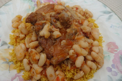 鲁比亚蒸粗麦粉配羊肉塔津中东烹饪餐