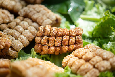 酥脆的五花肉块-泰国菜菜单。