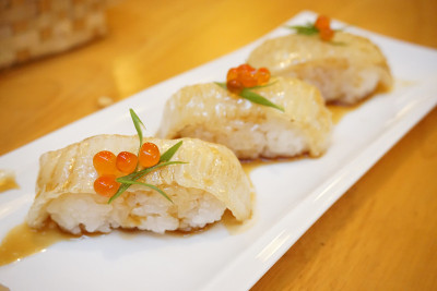 Aburi engawa寿司-烤比目鱼(鱼鳍)在米饭上，配上鲑鱼卵(Ikura)，配上芥末和腌姜，是