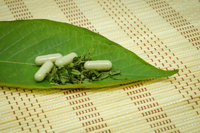 药胶囊，药物和三叶(kratom)和碎，kratom是泰国草药，鼓励健康垫