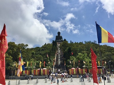 天坛大佛是一尊大型释迦牟尼铜像，于1993年落成，位于香港大屿山昂坪。