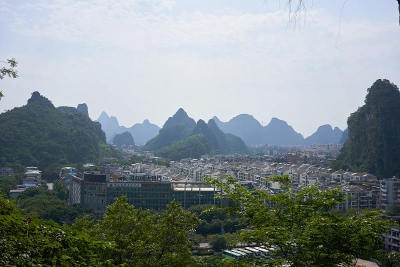 桂林城市景观从高山上在背景中国风景