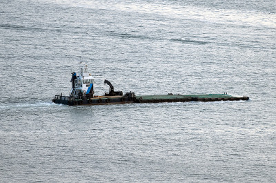 驳船沿河漂流。