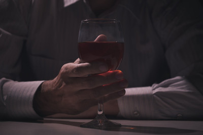 手里拿着酒精的玻璃杯