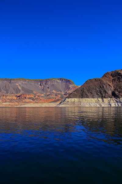 米德湖红色悬崖上的白色低水位带进入胡佛大坝。米德湖国家休闲区内胡佛大坝上的一个湖。米德湖位于内华达州