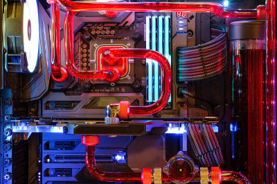 内部的桌面PC游戏和水冷CPU与LED RGB灯显示状态的工作模式