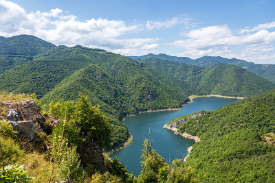 瓦查大坝周围的青山鸟瞰图。