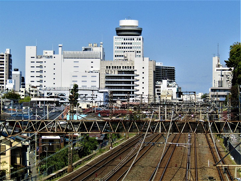 日本。4月。松户市和松户站的景观。