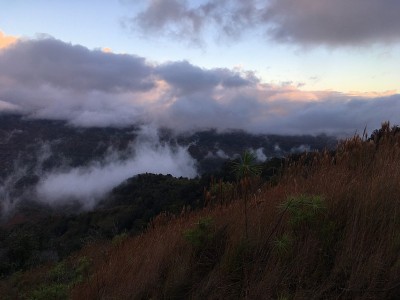 夏威夷考艾岛威美亚峡谷冬天的日落。