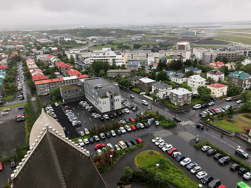 从Hallgrimskirkja大教堂的瞭望塔上俯瞰冰岛首都雷克雅未克的美景