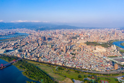 台北城市鸟瞰图-亚洲商业概念图像，白天和蓝天下的全景现代城市景观建筑鸟瞰图，拍摄于台湾台北。