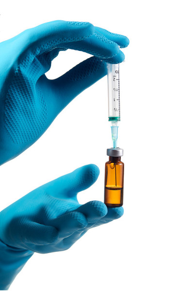 医生们正在注射注射器