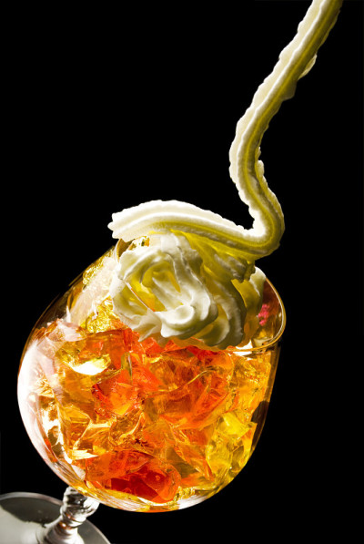 盛满果冻和奶油的玻璃杯