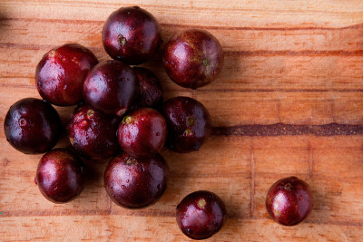 jaboticaba，典型的巴西水果在桌子上的锅，俯视图
