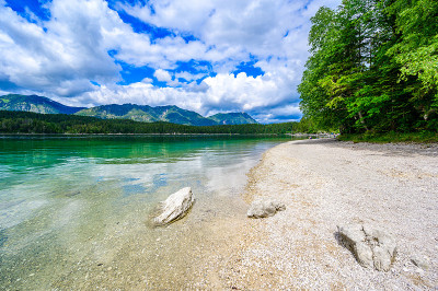 Eibsee湖的天堂海滩。位于德国巴伐利亚granainau的阿尔卑斯山脉——Garmisch Pa