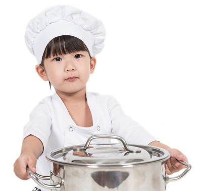 小女孩做饭