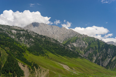 Sonamarg夏季山地景观，Sonamarg，查谟克什米尔，印度