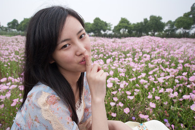 女孩沉默的姿态