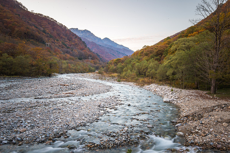 谷川山或谷川山充满生气的秋天树叶在南上，日本