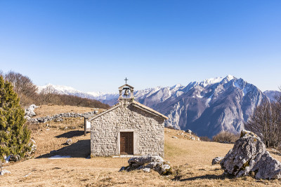 山西蒙尼山上的小教堂，背景是山契彭山