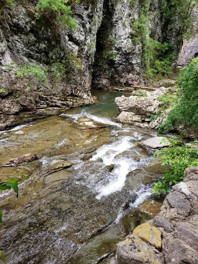 水流在石灰岩上奔流