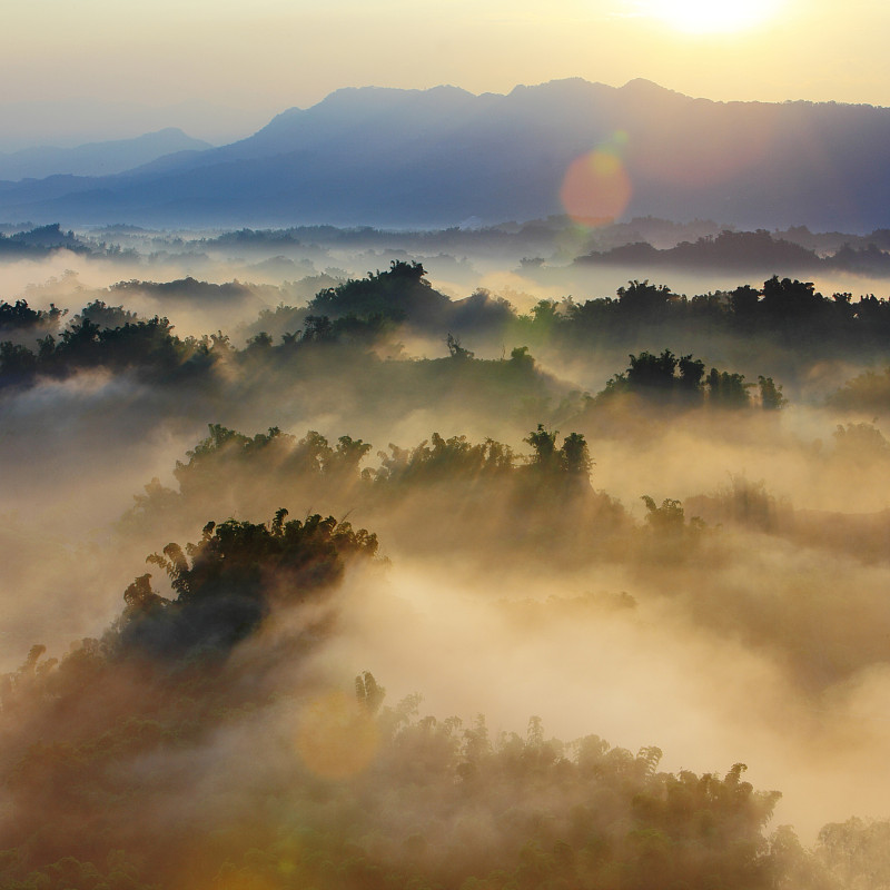 阳光与山