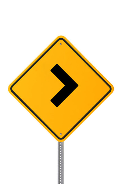 黄色右转道路标志孤立在白色