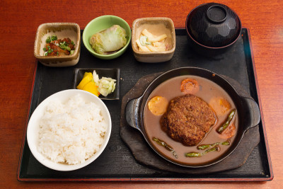 日本设置菜单。酱汁猪肉汉堡，米饭和蔬菜