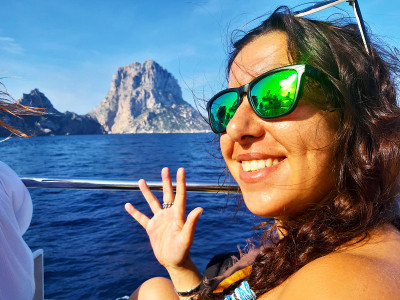 旅游女孩度假在地中海伊比沙在Es Vedra前在夏天在cala d'hort