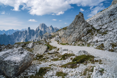 徒步旅行到Cime di Lavaredo与Cadini di Misurina山组在背景。白云石山