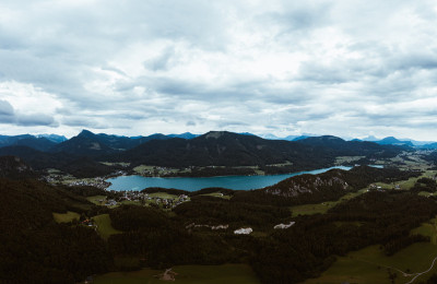 无人机拍摄于上奥地利的Mondsee湖，obersterreich