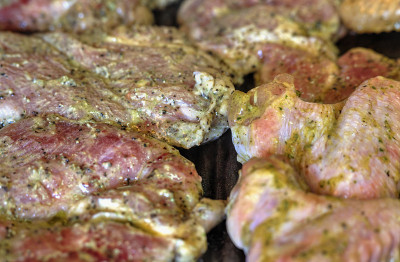 在烤架上烤新鲜的肉