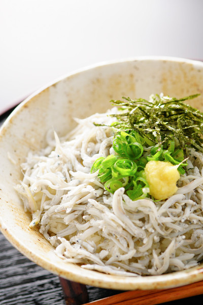 shirasu堂。银鱼碗。日本的食物。