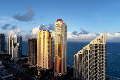 海景日落鸟瞰图。阳光群岛海滩，迈阿密，美国。伟大的景观。假期旅行。热带旅行。