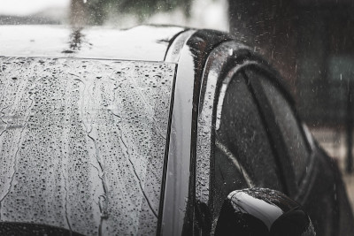 大雨落在车顶上。雨天开车，小心驾驶。