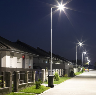 位于住宅区的街道，配有现代街灯