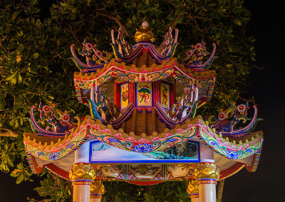 苏梅岛湄南岛寺庙入口附近的中式凉亭。凉亭的背景是绿树