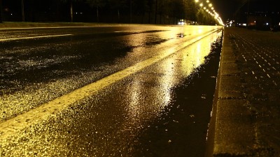 雨夜的沥青路面。